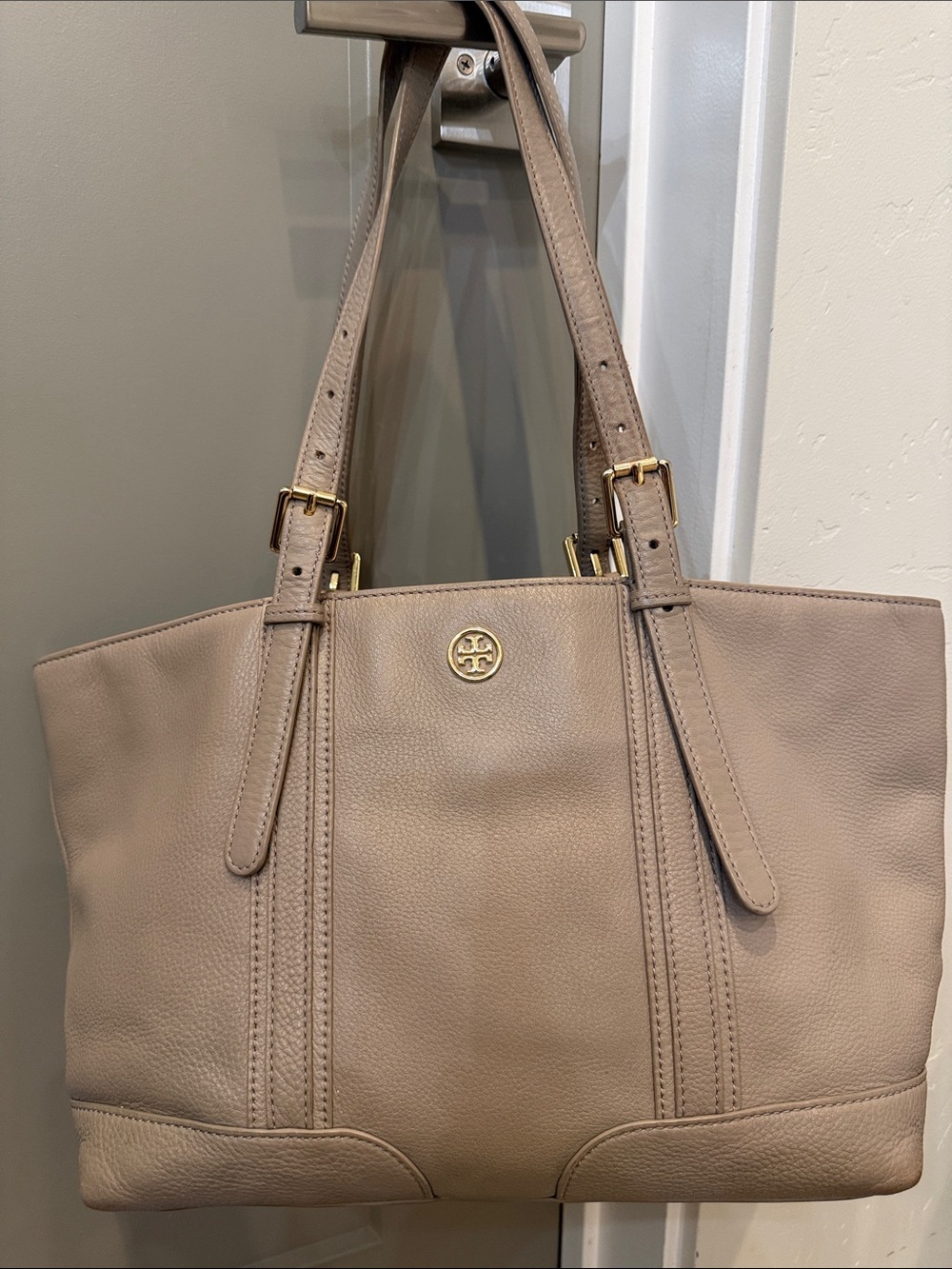 Tory Burch Landon Pebbled Leather Tote Bag in Taupe